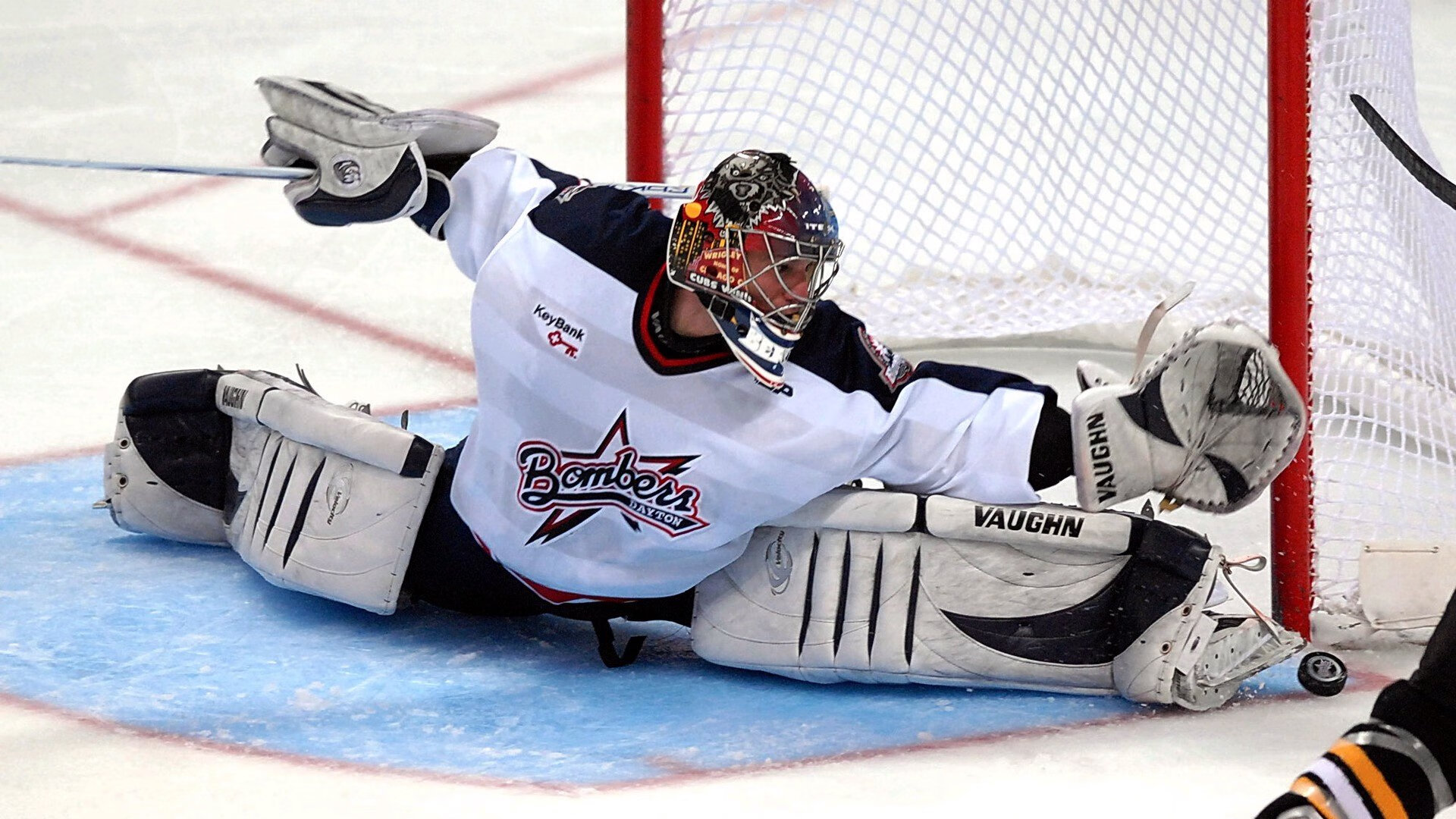 “千钧一发！终场前逆转大戏，观众掌声雷动”，千钧一发 台词